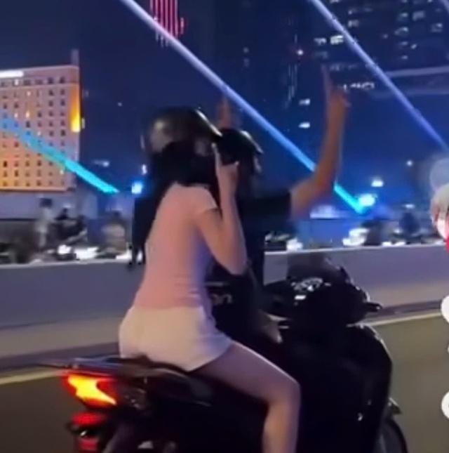 Xác minh clip chạy xe SH buông 2 tay trên cầu Ba Son, TP.HCM- Ảnh 1. Xác minh clip chạy xe SH buông 2 tay trên cầu Ba Son, TP.HCM- Ảnh 1.