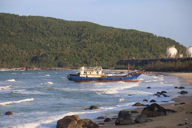 Kiểm tra tàu cá nước ngoài mắc cạn ở Quảng Ngãi: Không phát hiện ngư cụ- Ảnh 3. Kiểm tra tàu cá nước ngoài mắc cạn ở Quảng Ngãi: Không phát hiện ngư cụ- Ảnh 3.