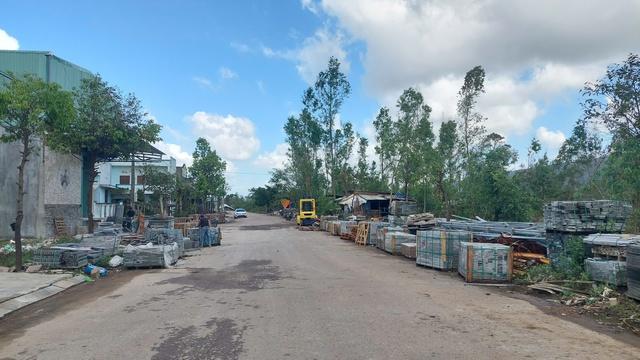 Cơ sở phế liệu, gia công đá “bủa vây” khu tái định cư - Ảnh 1.