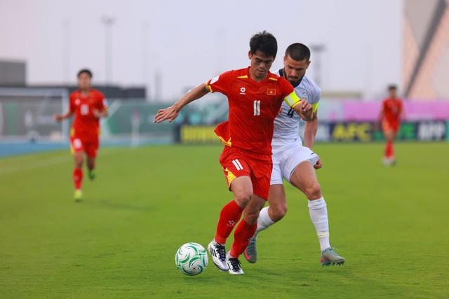 Đội trưởng Khuất Văn Khang: 'Cụ' thủ lĩnh trầm lặng, rất đáng tin cậy của U.23 Việt Nam- Ảnh 4. Đội trưởng Khuất Văn Khang: 'Cụ' thủ lĩnh trầm lặng, rất đáng tin cậy của U.23 Việt Nam- Ảnh 4.