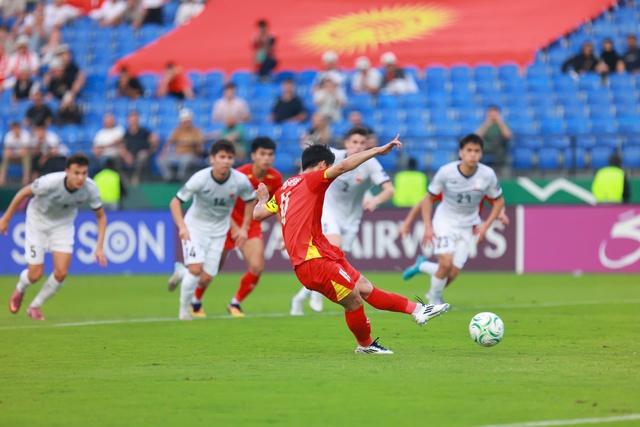 Đội trưởng Khuất Văn Khang: 'Cụ' thủ lĩnh trầm lặng, rất đáng tin cậy của U.23 Việt Nam- Ảnh 2. Đội trưởng Khuất Văn Khang: 'Cụ' thủ lĩnh trầm lặng, rất đáng tin cậy của U.23 Việt Nam- Ảnh 2.
