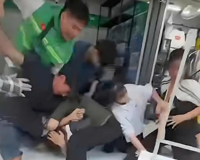 Điều tra vụ 2 nhóm người ẩu đả do mâu thuẫn kinh doanh ở Nha Trang - Ảnh 1.