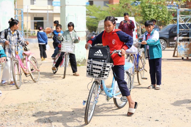 Học sinh khó khăn vùng núi Khánh Hòa nhận quà tết sớm- Ảnh 9. Học sinh khó khăn vùng núi Khánh Hòa nhận quà tết sớm- Ảnh 9.