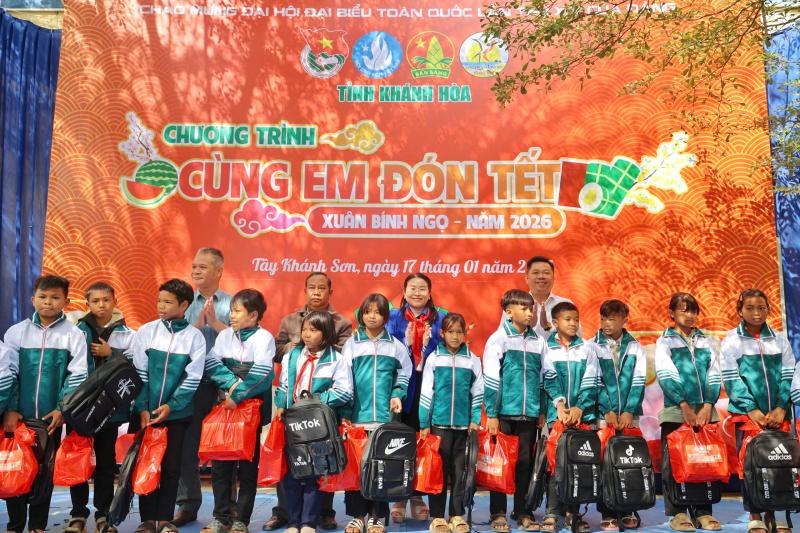 Học sinh khó khăn vùng núi Khánh Hòa nhận quà tết sớm- Ảnh 1. Học sinh khó khăn vùng núi Khánh Hòa nhận quà tết sớm- Ảnh 1.