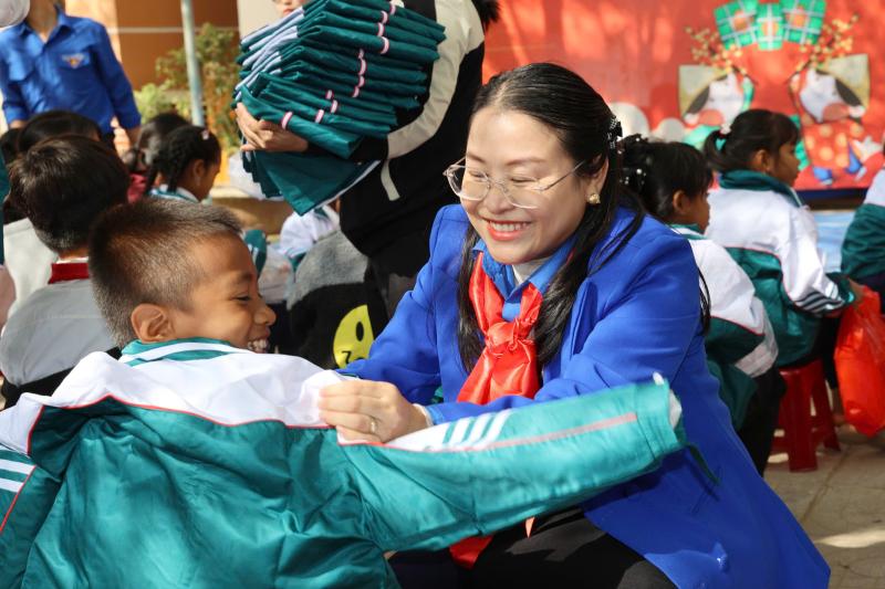 Học sinh khó khăn vùng núi Khánh Hòa nhận quà tết sớm- Ảnh 6. Học sinh khó khăn vùng núi Khánh Hòa nhận quà tết sớm- Ảnh 6.