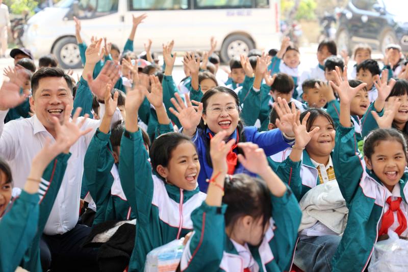 Học sinh khó khăn vùng núi Khánh Hòa nhận quà tết sớm- Ảnh 10. Học sinh khó khăn vùng núi Khánh Hòa nhận quà tết sớm- Ảnh 10.