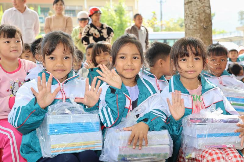 Học sinh khó khăn vùng núi Khánh Hòa nhận quà tết sớm- Ảnh 4. Học sinh khó khăn vùng núi Khánh Hòa nhận quà tết sớm- Ảnh 4.