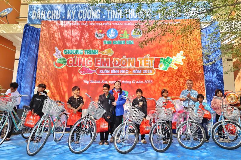 Học sinh khó khăn vùng núi Khánh Hòa nhận quà tết sớm- Ảnh 2. Học sinh khó khăn vùng núi Khánh Hòa nhận quà tết sớm- Ảnh 2.