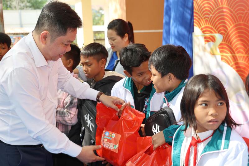 Học sinh khó khăn vùng núi Khánh Hòa nhận quà tết sớm- Ảnh 3. Học sinh khó khăn vùng núi Khánh Hòa nhận quà tết sớm- Ảnh 3.