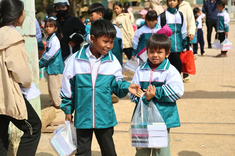 Học sinh khó khăn vùng núi Khánh Hòa nhận quà tết sớm- Ảnh 8. Học sinh khó khăn vùng núi Khánh Hòa nhận quà tết sớm- Ảnh 8.