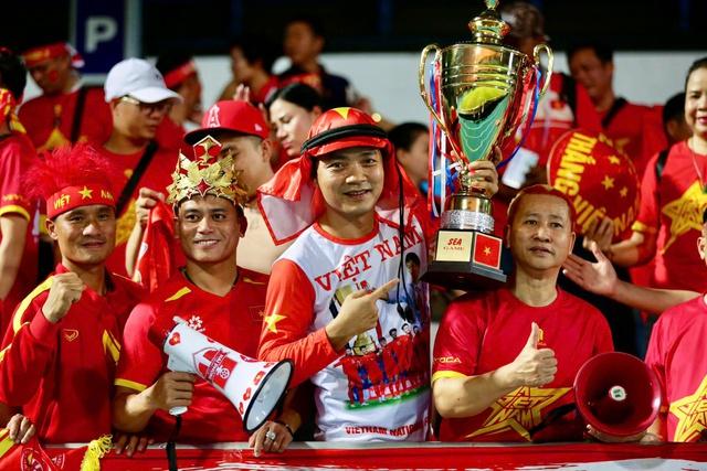 Đại kỳ Việt Nam tiếp lửa thầy trò HLV Kim Sang-sik đấu bán kết châu Á: Quyết thắng U.23 Trung Quốc- Ảnh 3. Đại kỳ Việt Nam tiếp lửa thầy trò HLV Kim Sang-sik đấu bán kết châu Á: Quyết thắng U.23 Trung Quốc- Ảnh 3.