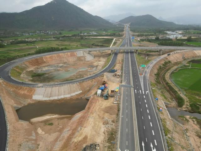 Cao tốc phía đông Gia Lai gấp rút thông xe trước Tết- Ảnh 4. Cao tốc phía đông Gia Lai gấp rút thông xe trước Tết- Ảnh 4.