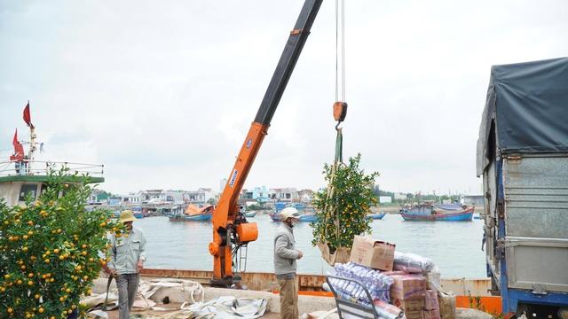 Đưa hàng Tết ra đảo Lý Sơn: Không để thiếu hụt nguồn hàng phục vụ người dân- Ảnh 4.