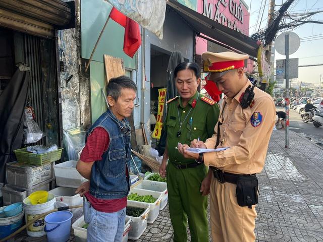 TP.HCM: Xử lý kiên quyết vi phạm vỉa hè, lòng đường ở nhiều tuyến phố- Ảnh 4. TP.HCM: Xử lý kiên quyết vi phạm vỉa hè, lòng đường ở nhiều tuyến phố- Ảnh 4.