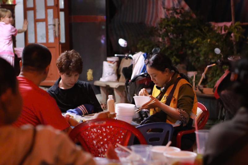 Cơm đoàn viên 0 đồng ở TP.HCM đêm giao thừa, sẻ chia nghĩa tình còn mãi
- Ảnh 6. Cơm đoàn viên 0 đồng ở TP.HCM đêm giao thừa, sẻ chia nghĩa tình còn mãi
- Ảnh 6.