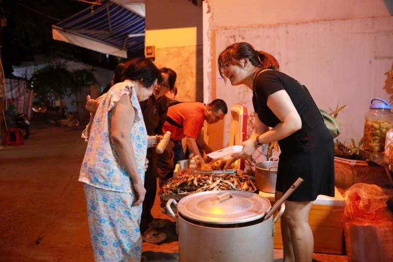 Cơm đoàn viên 0 đồng ở TP.HCM đêm giao thừa, sẻ chia nghĩa tình còn mãi
- Ảnh 2. Cơm đoàn viên 0 đồng ở TP.HCM đêm giao thừa, sẻ chia nghĩa tình còn mãi
- Ảnh 2.