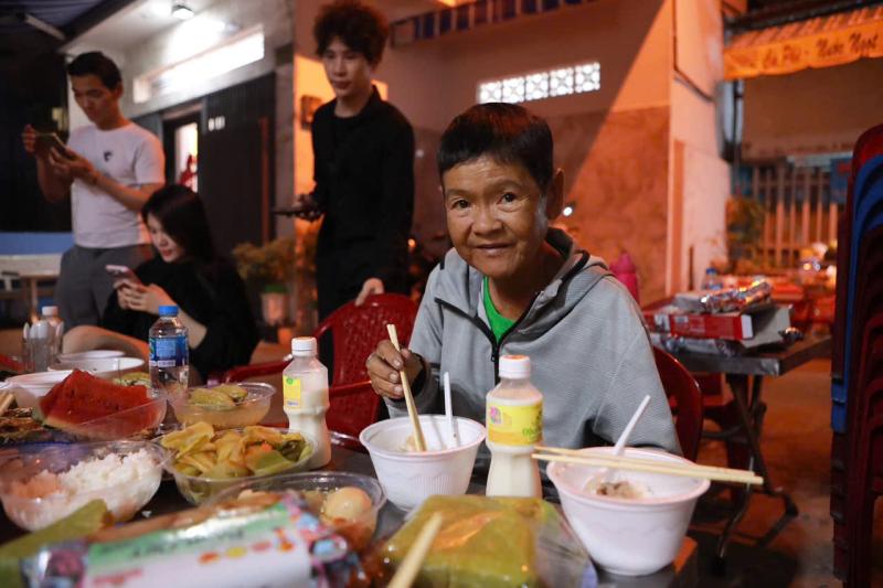 Cơm đoàn viên 0 đồng ở TP.HCM đêm giao thừa, sẻ chia nghĩa tình còn mãi
- Ảnh 4. Cơm đoàn viên 0 đồng ở TP.HCM đêm giao thừa, sẻ chia nghĩa tình còn mãi
- Ảnh 4.