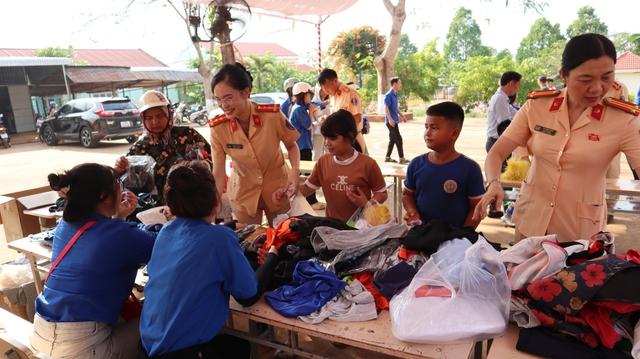 CSGT Đồng Nai 'sưởi ấm biên cương' tại xã Lộc Thạnh- Ảnh 5. CSGT Đồng Nai 'sưởi ấm biên cương' tại xã Lộc Thạnh- Ảnh 5.