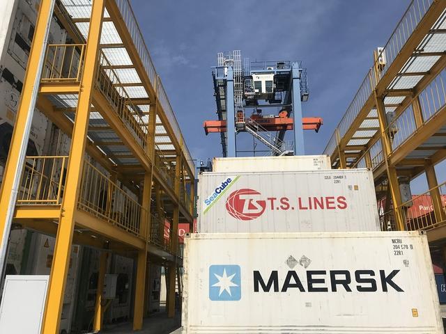 Nhiều container hàng bị kẹt ở cảng đã được 'kéo' về- Ảnh 1. Nhiều container hàng bị kẹt ở cảng đã được 'kéo' về- Ảnh 1.