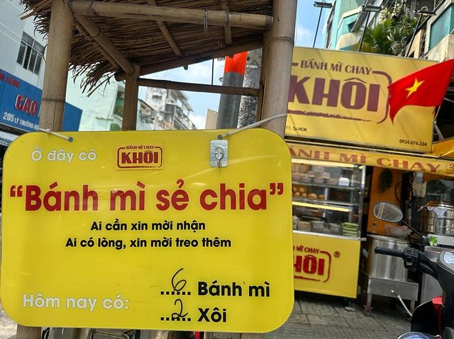 Lan tỏa trên mạng xã hội: 'Bánh mì sẻ chia' ở TP.HCM - Ảnh 1. Lan tỏa trên mạng xã hội: 'Bánh mì sẻ chia' ở TP.HCM - Ảnh 1.