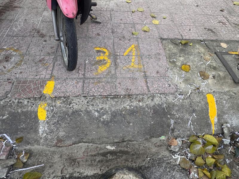 Thu 1 triệu đồng mỗi ô trên vỉa hè ở khu vực chợ tết Đồng Hới?- Ảnh 1.