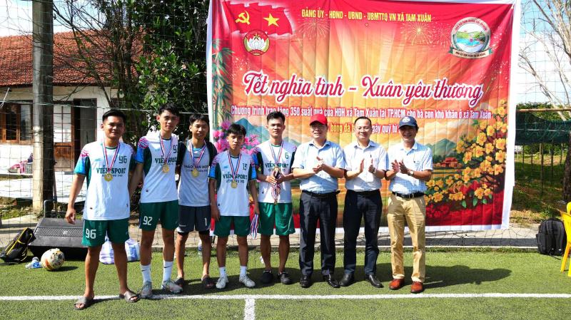 Tết nghĩa tình, xuân yêu thương trên khắp nẻo đường- Ảnh 6. Tết nghĩa tình, xuân yêu thương trên khắp nẻo đường- Ảnh 6.