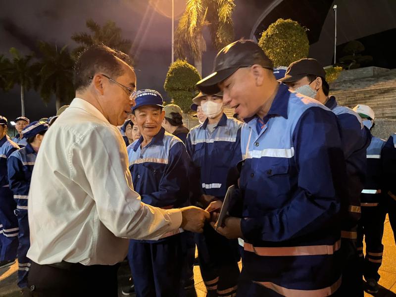 Công nhân môi trường lặng lẽ dọn rác trước giao thừa: 'Thấy phố sạch, chúng tôi ấm lòng'- Ảnh 2. Công nhân môi trường lặng lẽ dọn rác trước giao thừa: 'Thấy phố sạch, chúng tôi ấm lòng'- Ảnh 2.