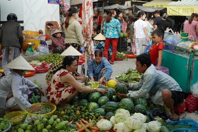 Chợ quê miền Tây 29 tết: bánh 2.000 đồng, rau mua 1.000 đồng vẫn bán - Ảnh 2.