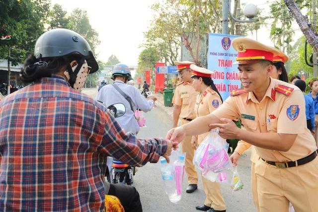 Công an tiếp sức cho bà con miền Tây hồi hương ăn tết - Ảnh 2.
