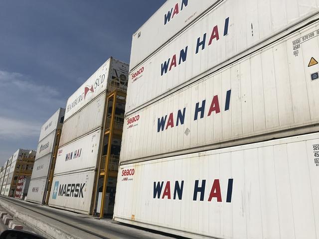Nhiều container hàng bị kẹt ở cảng đã được 'kéo' về- Ảnh 2. Nhiều container hàng bị kẹt ở cảng đã được 'kéo' về- Ảnh 2.