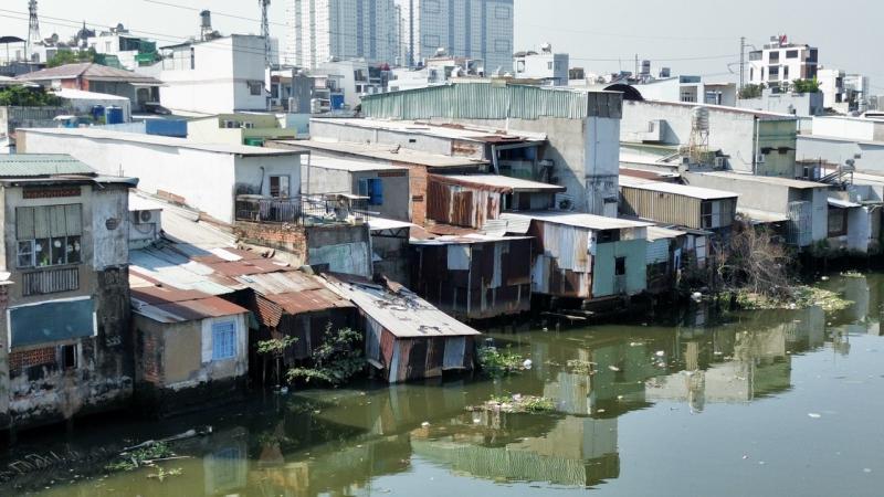 TP.HCM nhìn từ sông Sài Gòn: Những cuộc đời 'ký gửi' ven kênh- Ảnh 2.