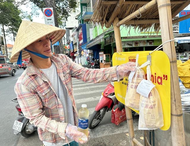 Lan tỏa trên mạng xã hội: 'Bánh mì sẻ chia' ở TP.HCM - Ảnh 2. Lan tỏa trên mạng xã hội: 'Bánh mì sẻ chia' ở TP.HCM - Ảnh 2.