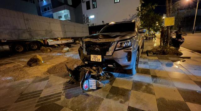 Ô tô tông chết người và kéo lê xe máy dài cả cây số ở Phan Thiết - Ảnh 1. Ô tô tông chết người và kéo lê xe máy dài cả cây số ở Phan Thiết - Ảnh 1.