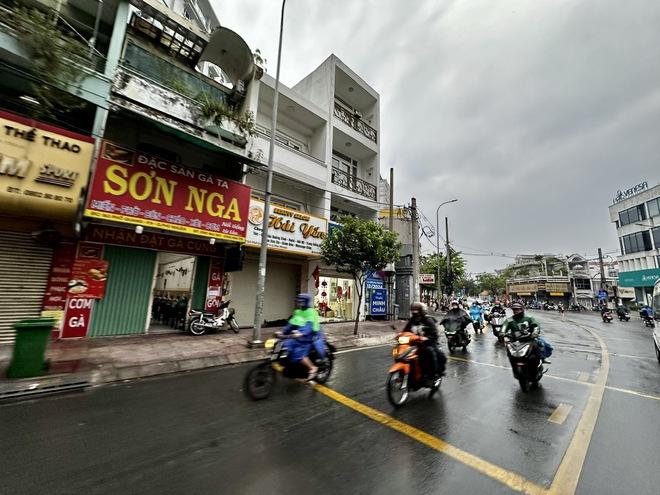 Sáng ngày vía Thần tài, TP.HCM mưa trái mùa trên diện rộng, cảnh báo mưa lớn- Ảnh 8. Sáng ngày vía Thần tài, TP.HCM mưa trái mùa trên diện rộng, cảnh báo mưa lớn- Ảnh 8.
