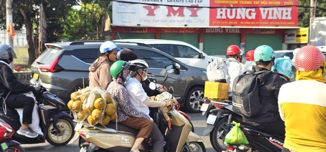 Người đàn ông dọn đường an toàn cho dòng người trở về TP . HCM sau tết 2026 - Ảnh 4. Người đàn ông dọn đường an toàn cho dòng người trở về TP . HCM sau tết 2026 - Ảnh 4.
