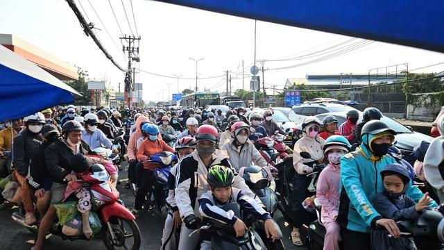 Người đàn ông dọn đường an toàn cho dòng người trở về TP . HCM sau tết 2026 - Ảnh 5. Người đàn ông dọn đường an toàn cho dòng người trở về TP . HCM sau tết 2026 - Ảnh 5.