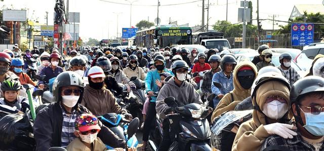 Người đàn ông dọn đường an toàn cho dòng người trở về TP . HCM sau tết 2026 - Ảnh 1. Người đàn ông dọn đường an toàn cho dòng người trở về TP . HCM sau tết 2026 - Ảnh 1.
