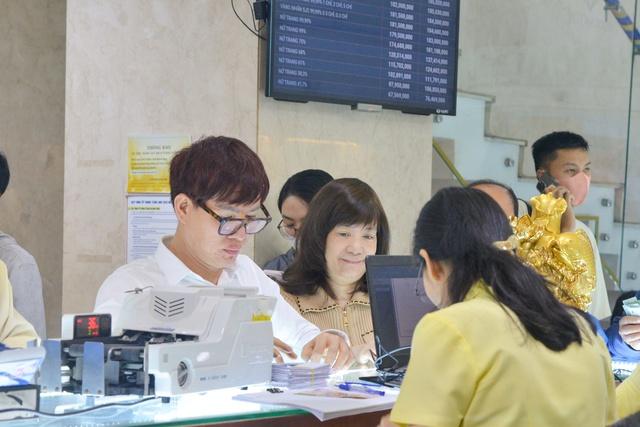 Khách hàng ùn ùn đi mua vàng Thần tài từ sáng sớm- Ảnh 4. Khách hàng ùn ùn đi mua vàng Thần tài từ sáng sớm- Ảnh 4.