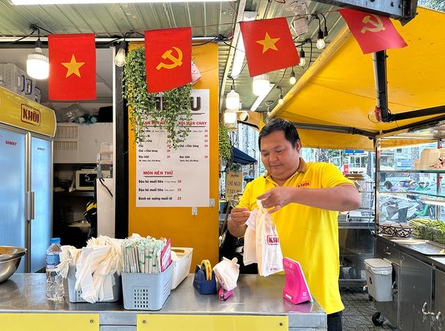 Lan tỏa trên mạng xã hội: 'Bánh mì sẻ chia' ở TP.HCM - Ảnh 3. Lan tỏa trên mạng xã hội: 'Bánh mì sẻ chia' ở TP.HCM - Ảnh 3.