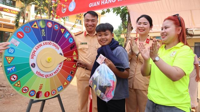 CSGT Đồng Nai 'sưởi ấm biên cương' tại xã Lộc Thạnh- Ảnh 7. CSGT Đồng Nai 'sưởi ấm biên cương' tại xã Lộc Thạnh- Ảnh 7.
