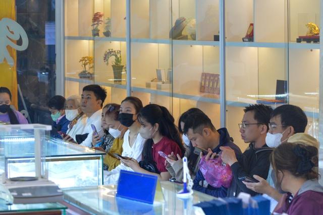 Khách hàng ùn ùn đi mua vàng Thần tài từ sáng sớm- Ảnh 3. Khách hàng ùn ùn đi mua vàng Thần tài từ sáng sớm- Ảnh 3.