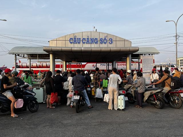 “Cò vé” trục lợi ở bến tàu đi Phú Quốc - Ảnh 5.