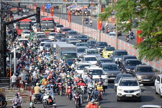 Những dự án, chỉ tiêu 'nặng ký' trong kế hoạch tăng trưởng 2 con số của TP.HCM - Ảnh 2.