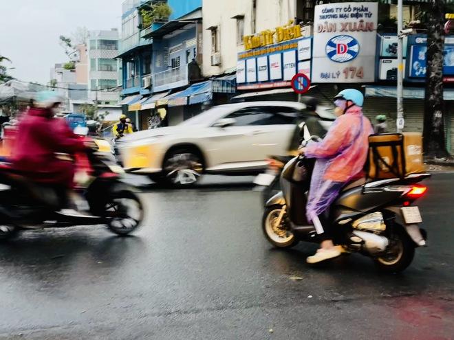 Sáng ngày vía Thần tài, TP.HCM mưa trái mùa trên diện rộng, cảnh báo mưa lớn- Ảnh 5. Sáng ngày vía Thần tài, TP.HCM mưa trái mùa trên diện rộng, cảnh báo mưa lớn- Ảnh 5.