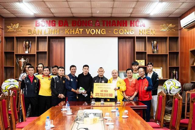 CLB Thanh Hóa được CĐV ủng hộ gần 400 triệu đồng: Cái tết chứa chan tình cảm- Ảnh 1. CLB Thanh Hóa được CĐV ủng hộ gần 400 triệu đồng: Cái tết chứa chan tình cảm- Ảnh 1.