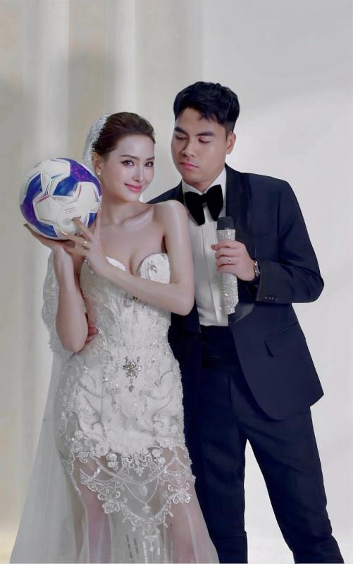 Phạm Đức Huy và MC Mù Tạt tung ảnh cực 'chất': Tiết lộ bất ngờ về đám cưới- Ảnh 1. Phạm Đức Huy và MC Mù Tạt tung ảnh cực 'chất': Tiết lộ bất ngờ về đám cưới- Ảnh 1.