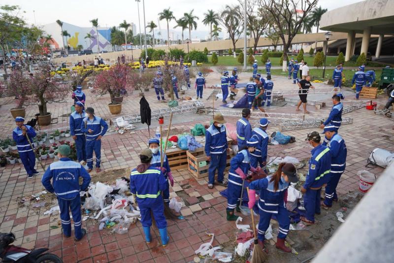 Công nhân môi trường lặng lẽ dọn rác trước giao thừa: 'Thấy phố sạch, chúng tôi ấm lòng'- Ảnh 3. Công nhân môi trường lặng lẽ dọn rác trước giao thừa: 'Thấy phố sạch, chúng tôi ấm lòng'- Ảnh 3.