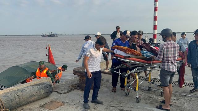 Cấp cứu thuyền trưởng nghi bị đột quỵ khi đang điều khiển tàu cá trên biển - Ảnh 2. Cấp cứu thuyền trưởng nghi bị đột quỵ khi đang điều khiển tàu cá trên biển - Ảnh 2.