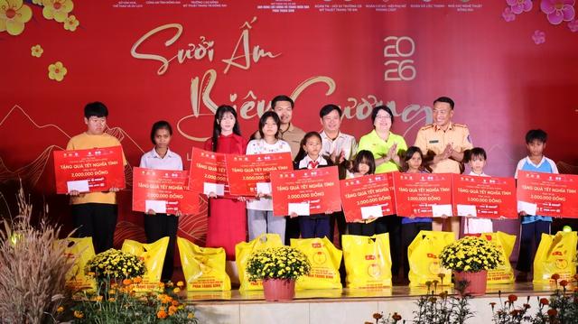 CSGT Đồng Nai 'sưởi ấm biên cương' tại xã Lộc Thạnh- Ảnh 8. CSGT Đồng Nai 'sưởi ấm biên cương' tại xã Lộc Thạnh- Ảnh 8.