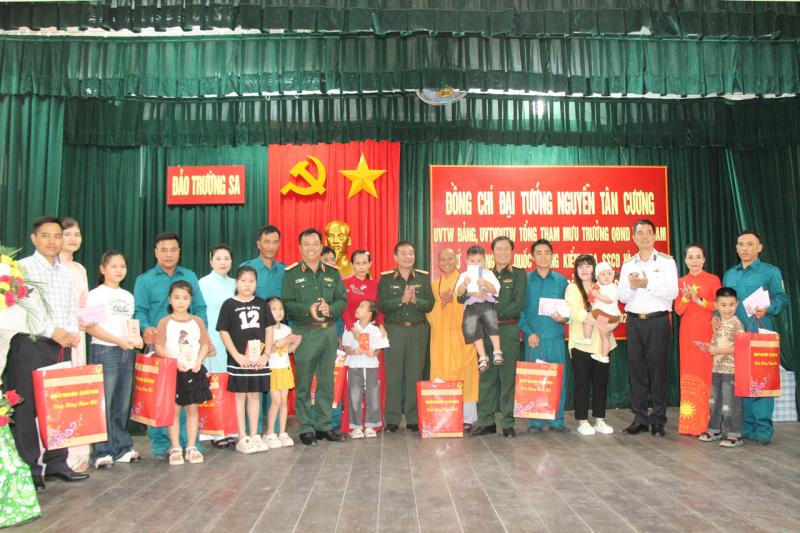 Tết ở Trường Sa - Kỳ 1: Chuyến đi đặc biệt- Ảnh 4. Tết ở Trường Sa - Kỳ 1: Chuyến đi đặc biệt- Ảnh 4.